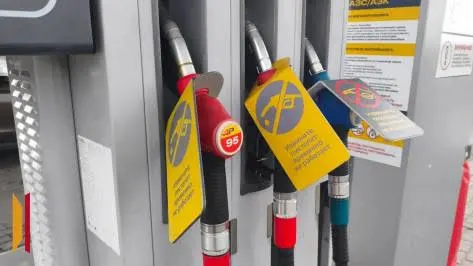 Мониторинг показал дефицит топлива: АИ‑92 отсутствует примерно на 30% заправок, АИ‑95 — почти на 40%, дизель — на треть. Отпуск ограничен, приоритет — для экстренных служб.