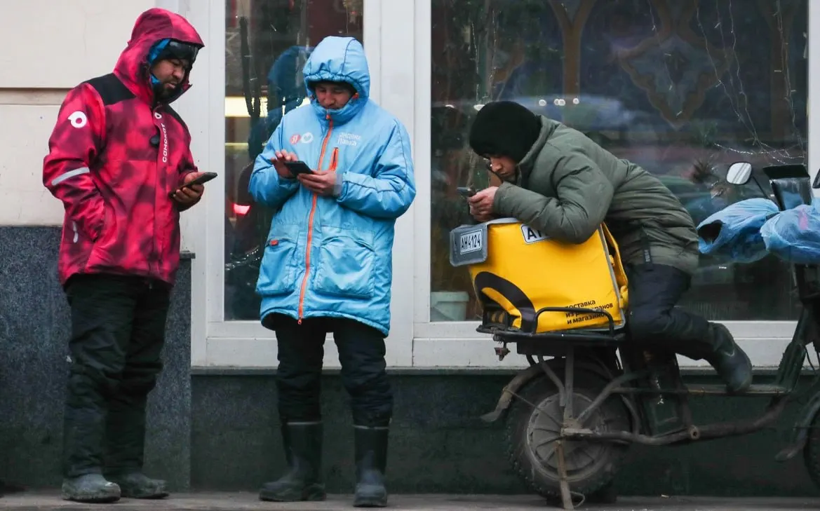 В столице курьеры заработали больше коллег с высшим и средним профессиональным образованием: их медианная зарплата выше на 14% и 55% соответственно.