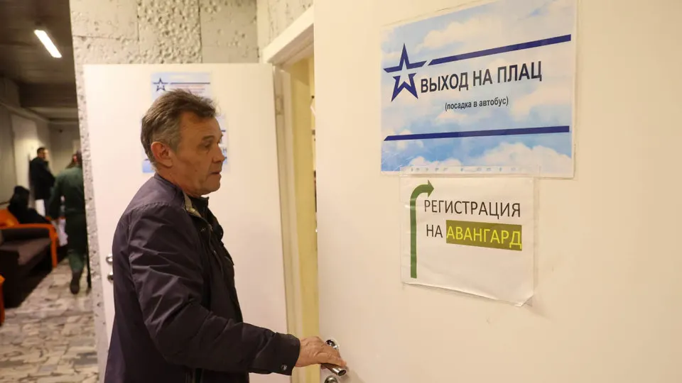 Несколько регионов увеличили единовременные выплаты за заключение контрактов с Минобороны и ввели вознаграждения для вербовщиков на фоне сокращения притока желающих служить.