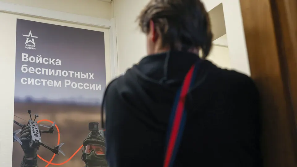 На площадке появились объявления о наборе «охранников» и «курьеров», которые на деле предлагают заключить контракт с Министерством обороны — с обещаниями большой зарплаты, единовременных выплат и «работы вдали от фронта». Появление таких объявлений совпало со снижением притока контрактников.
