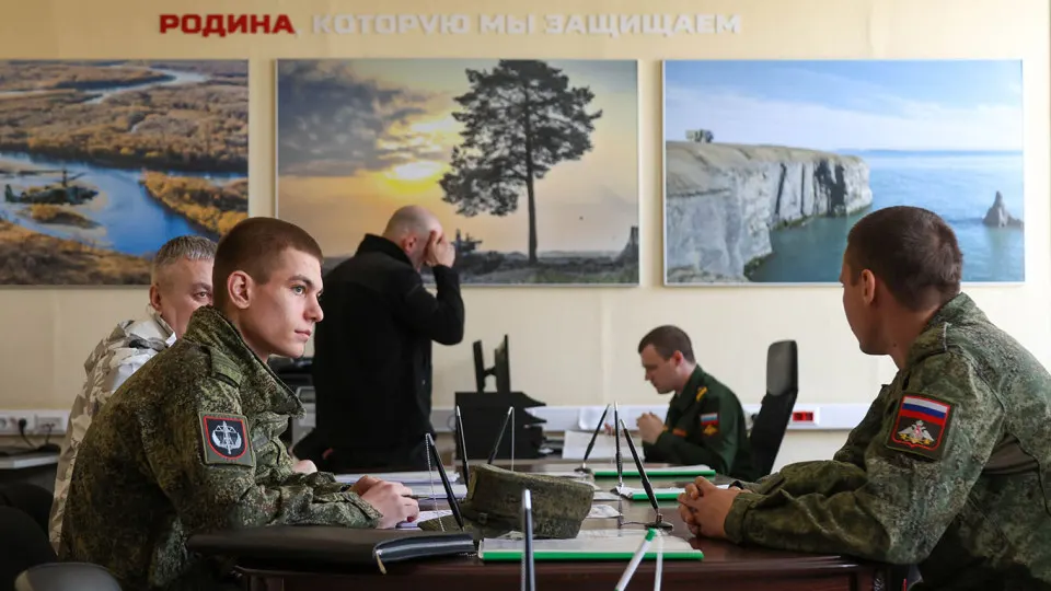 С 2022 года число новых рекламных и кадровых агентств в России резко выросло. Многие из них функционируют как звенья вербовочной схемы: от поиска кандидатов до доставки в военкоматы. Регионы тратят на эти операции миллиарды рублей.
