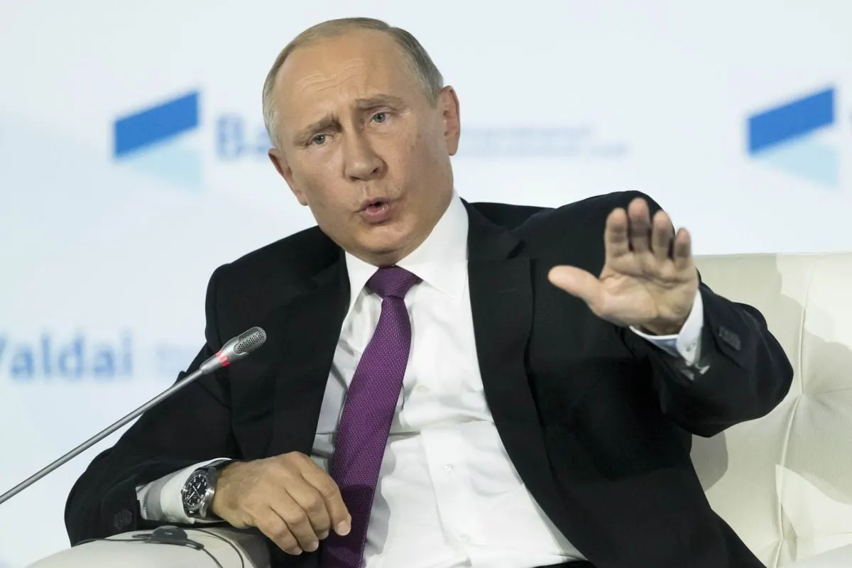 Бывший министр обороны США Леон Панетта считает, что из‑за растущих ударов украинских беспилотников по российской территории, включая Подмосковье, президент РФ оказался в сложном положении; он призывает продолжать поставки оружия Украине и рекомендует Трампу поддержать сторону, которая победит.