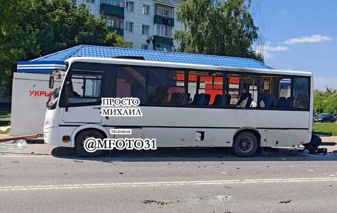 В Шебекино беспилотник поразил рейсовый автобус Шебекино—Белгород: погибли четыре женщины и мальчик, 23 человека получили ранения, трое в крайне тяжёлом состоянии.