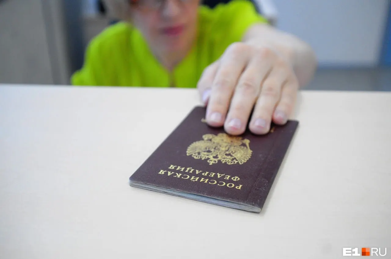 В МВД разъяснили, что цифровая копия паспорта в приложении «Госуслуги» принимается только в ограниченном перечне случаев: при посещении мероприятий, получении ряда услуг и для подтверждения возраста.