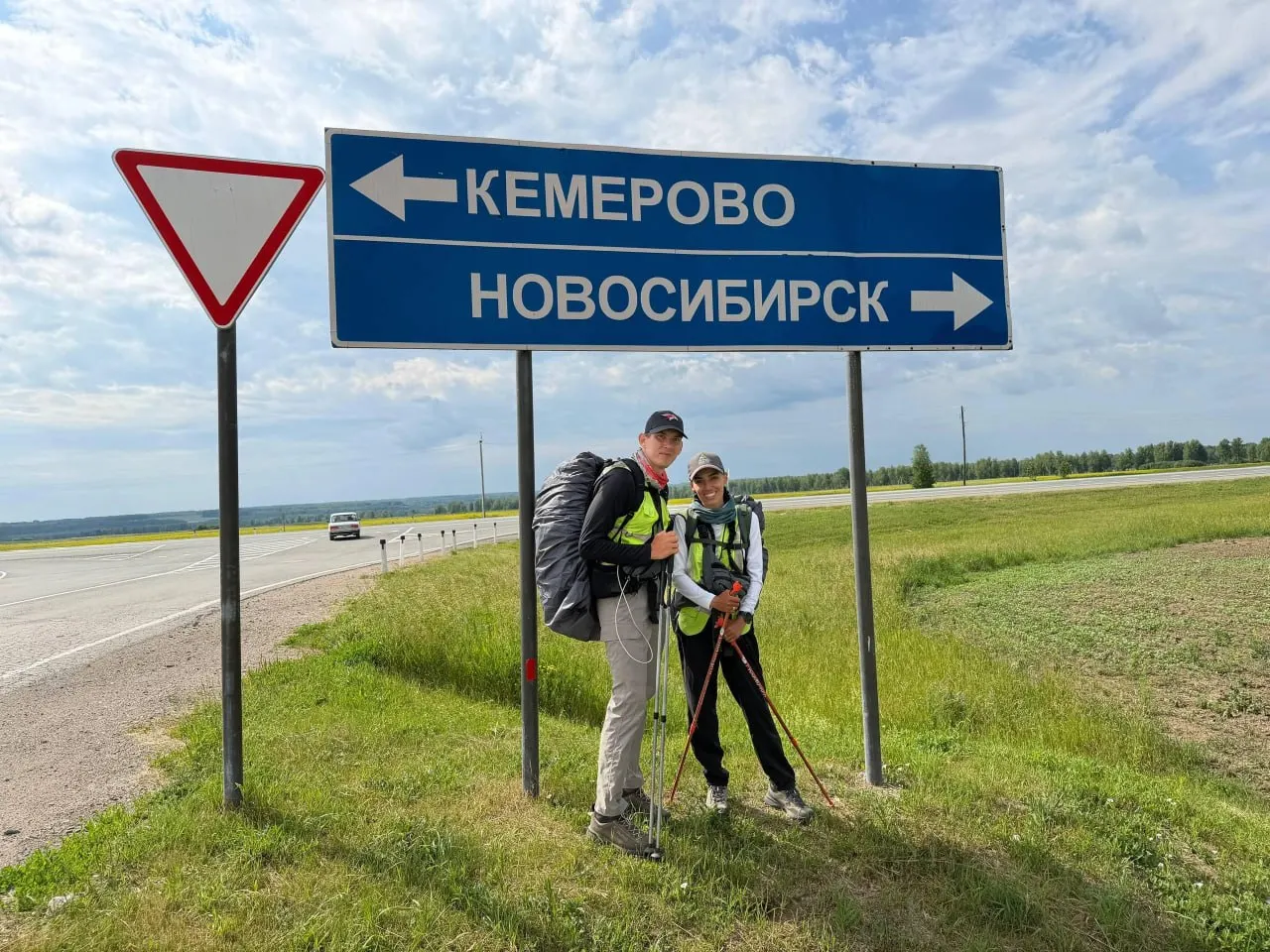 Павел и Тамара начали пешее путешествие 19 января в Москве и планируют финишировать 31 декабря во Владивостоке. На маршруте они уже прошли через Тюмень и достигли Кузбасса.