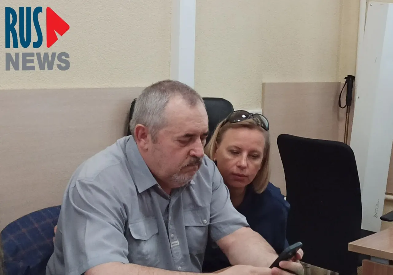 В Долгопрудненском городском суде к материалам административного дела о «демонстрации экстремистской символики» приобщили характеристики и награды обвиняемого, среди которых благодарность от президента и ведомственная награда Минюста. Надеждин был задержан 13 июля; ему запрещён выезд из России.