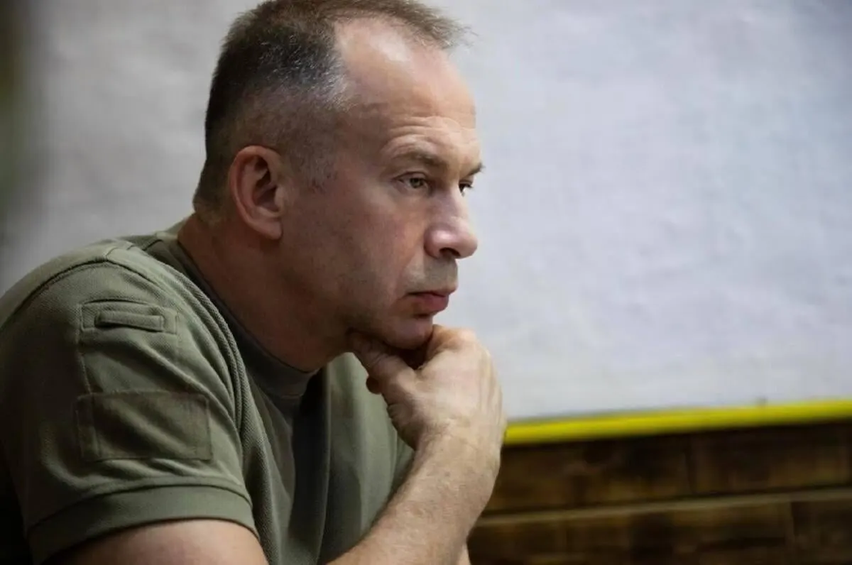 Главнокомандующий ВСУ Александр Сырский заявил, что хотя украинские войска имеют преимущества и наносят ощутимые удары по вражеской технике и логистике, говорить о коренном переломе рано — Россия наращивает личный состав и готовится к новым наступательным действиям.