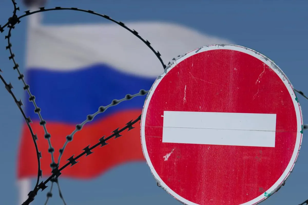 Послы стран ЕС отложили обсуждение нового пакета санкций до 22 июля. Временный потолок цен на российскую нефть сохранён, но вопросы о компенсациях австрийскому банку и ограничениях на торговлю СПГ остаются нерешёнными.