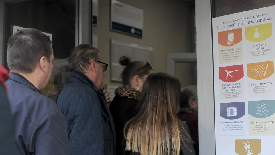 Туроператоры фиксируют увеличение доли отказов в визах в Грецию и удлинение сроков рассмотрения заявлений: на пике сезона отказы достигают десятков процентов, а оформление может затягиваться до полутора месяцев.