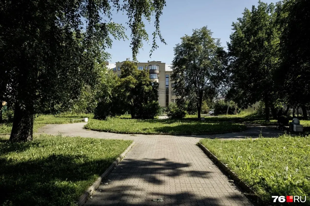 В обновлённой зоне на Первомайском бульваре представят символику городов‑побратимов — Могилева, Полоцка, Оша, Галы, Нанкина и Цзюцзяна. Для Могилева запланирована инсталляция с «львиными следами».