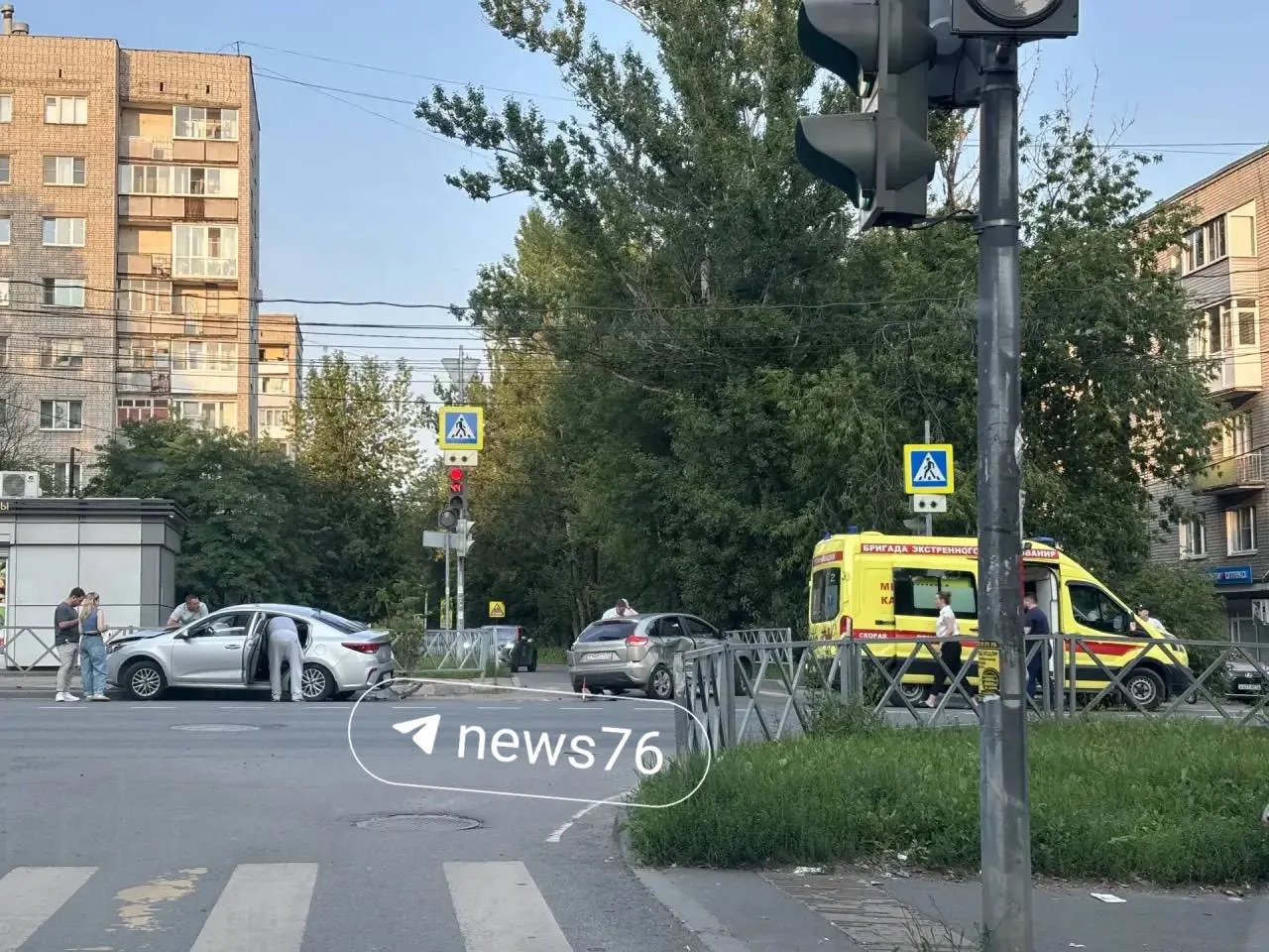 На перекрёстке улиц Городской вал и Салтыкова-Щедрина произошло ДТП: на место прибыла скорая, проезд частично перекрыт со стороны улицы Салтыкова-Щедрина.