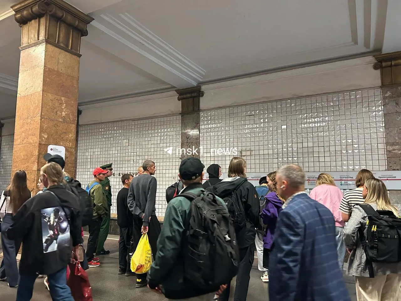 Из‑за ремонта эскалатора временно закрыт переход на Кольцевую линию; пассажиров информируют об автобусах до «Октябрьской», но интервалы и переполнение вызывают очереди.