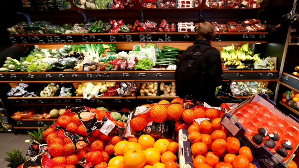 Из-за подорожания бензина и дизеля ускорился рост цен на овощи, продукты и услуги — на некоторых позициях прирост за месяц превышает 20%. Эксперты указывают на перенос логистических и производственных издержек в розничные цены.