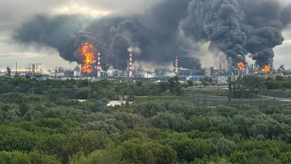 На крупнейшем российском портале по поиску работы появились объявления о наборе добровольцев‑операторов БПЛА в «Боевой армейский резерв» для охраны воздушного пространства Москвы; зарплата от 150 тыс. руб., опыт не требуется.
