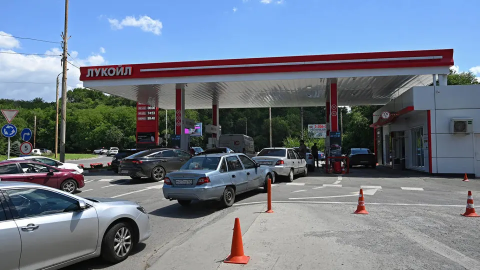 Цена на белорусский АИ‑92, поставляемый в Россию, за неделю выросла на 6% — до 127 тыс. руб./т; дефицит топлива усиливается после ударов по НПЗ, власти наращивают импорт, но логистика и санкции ограничивают быстрые поставки.