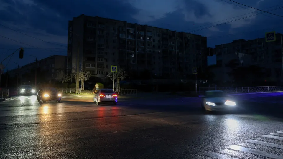 В около дюжине регионов, включая Крым, из‑за дефицита топлива и роста цен сократили автобусные рейсы и увеличили стоимость проезда. Переработка нефти упала, власти запретили экспорт бензина и ищут поставки у других стран.