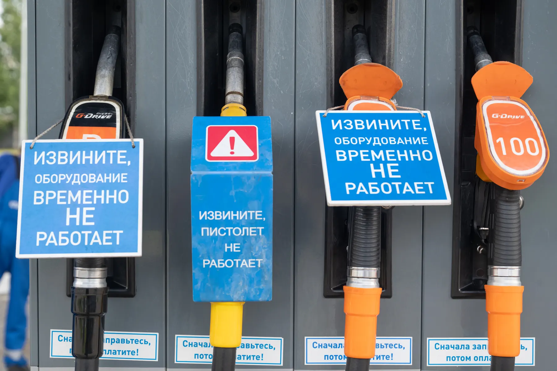 Федеральная антимонопольная служба начала проверки и возбудила дела в нескольких регионах из‑за резкого роста цен на бензин и дизтопливо; ведомство также фиксирует признаки картельного сговора на оптовом рынке.