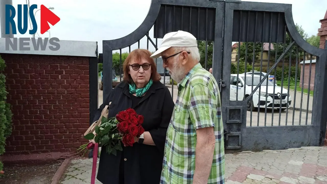 С защитного ограждения памятника Алексею Навальному сняли ленту. Первые посетители возложили цветы и оставили записки, на место также приехала его мать. Семья ранее выбрала эскиз мемориала «Титан и камень».