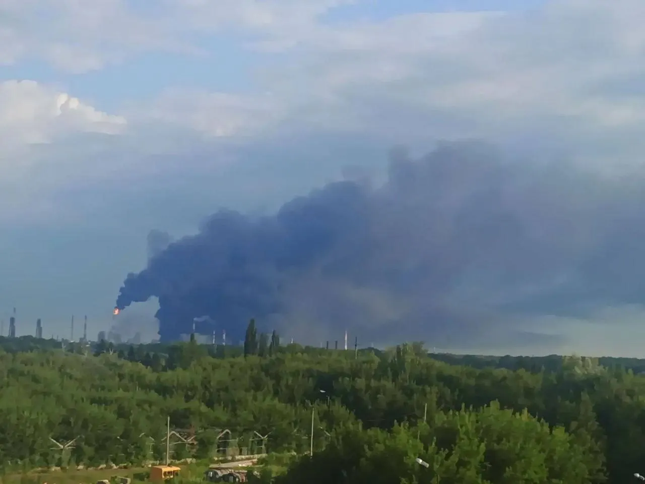 Подпольная организация утверждает, что участвовала в ударе по НПЗ в Башкортостане и называет ряд других нефтеперерабатывающих и газоперерабатывающих объектов, по которым, по её словам, она причастна к атакам.