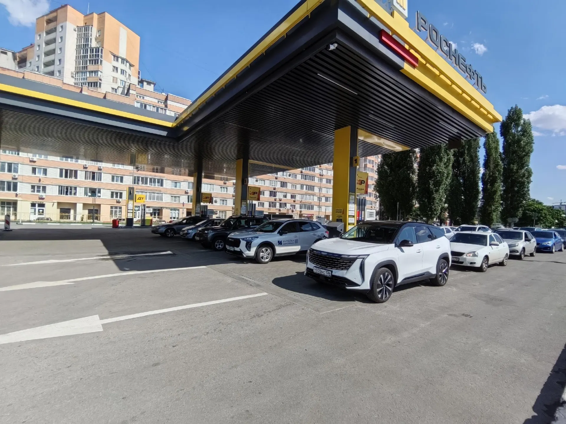 Поставки топлива в регионе улучшились: дефицит ослаб, но кризис пока не завершён. Надзорные органы проверяют обоснованность роста цен на АЗС.