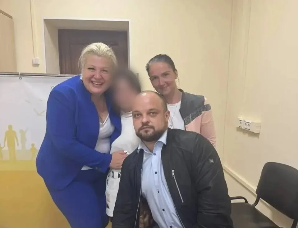 Девочку, пропавшую 19 июля, нашли примерно в 150 км от дома в компании 22‑летнего мужчины. После работы психологов она вернулась к матери и продолжит заниматься с психологами уже дома.