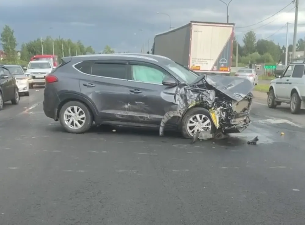 30 июля на окружной дороге у Ярославля при развороте столкнулись Skoda Yeti и Hyundai Tucson. Водитель Skoda, 80 лет, с травмами госпитализирован; на месте ДТП было затруднено движение.
