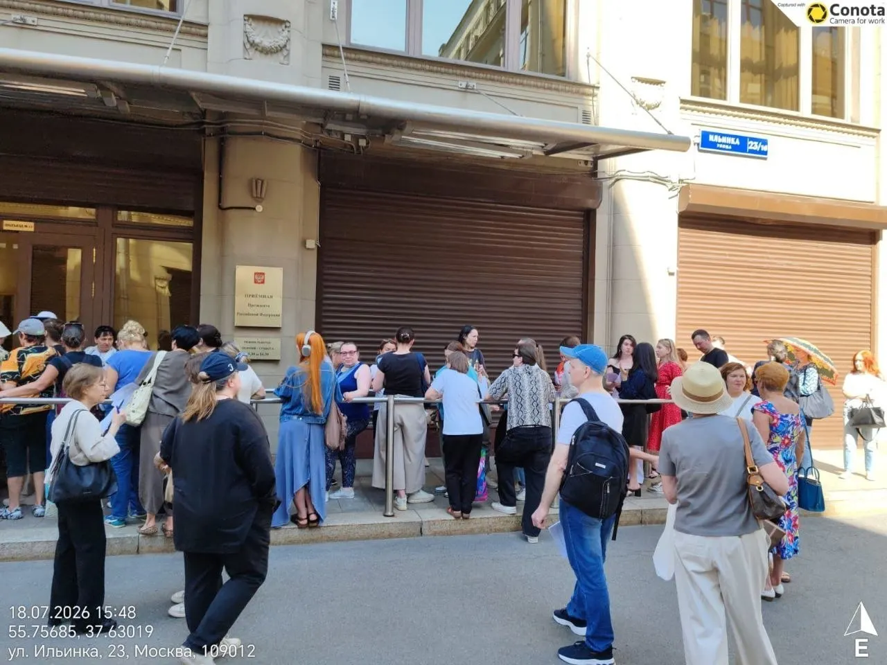 Около двухсот активистов выстроились у приёмной Президента, чтобы передать совместное обращение в защиту особо охраняемых природных территорий и бездомных животных.
