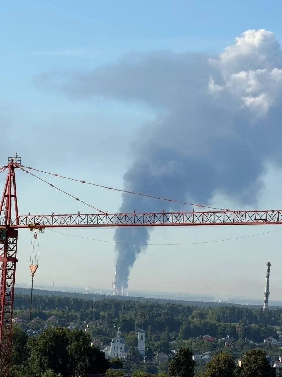 Ночью 2 июля беспилотники нанесли удар по кстовскому нефтеперерабатывающему заводу, который снабжал топливом соседние регионы. Один человек погиб, несколько ранены; на заправках уже ощущается дефицит бензина и рост цен.