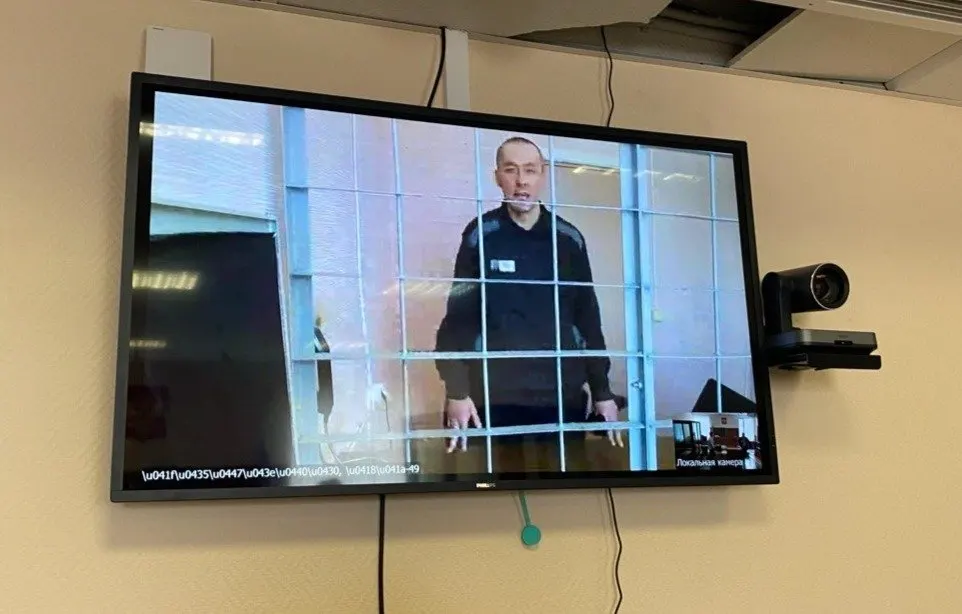 Пресненский суд Москвы 13 июля не завершил рассмотрение административного иска Дмитрия Захарченко к Минобороны. Он утверждает, что признан годным в Печоре, но возражение военного ведомства в колонию не поступило.