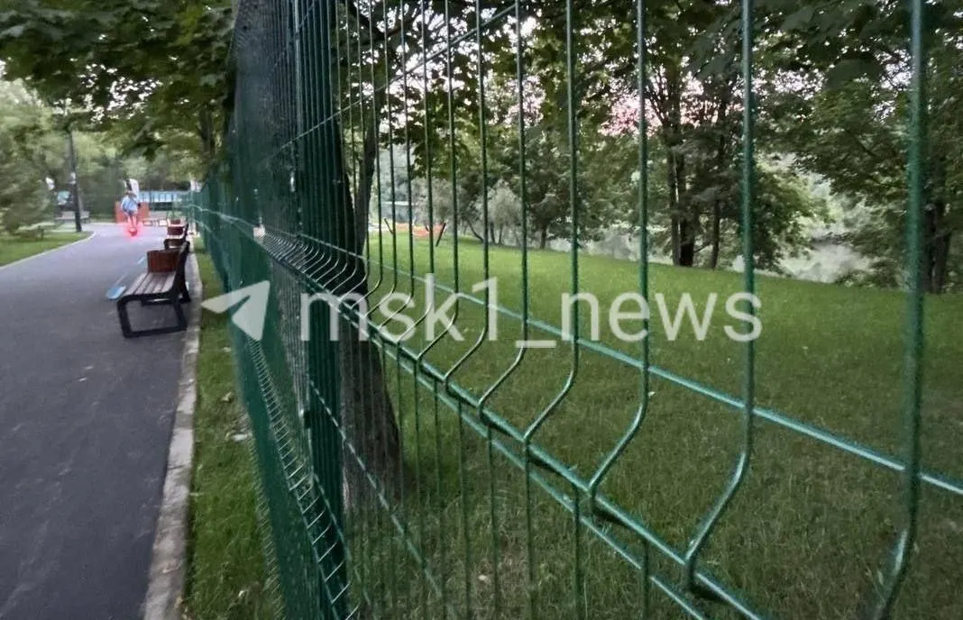 В Троицке при благоустройстве парка установили временные заборы, которые блокируют тропы, беседки и выход к воде. Представитель сообщил, что часть зоны будет платной; запросы отправлены в столичные ведомства.