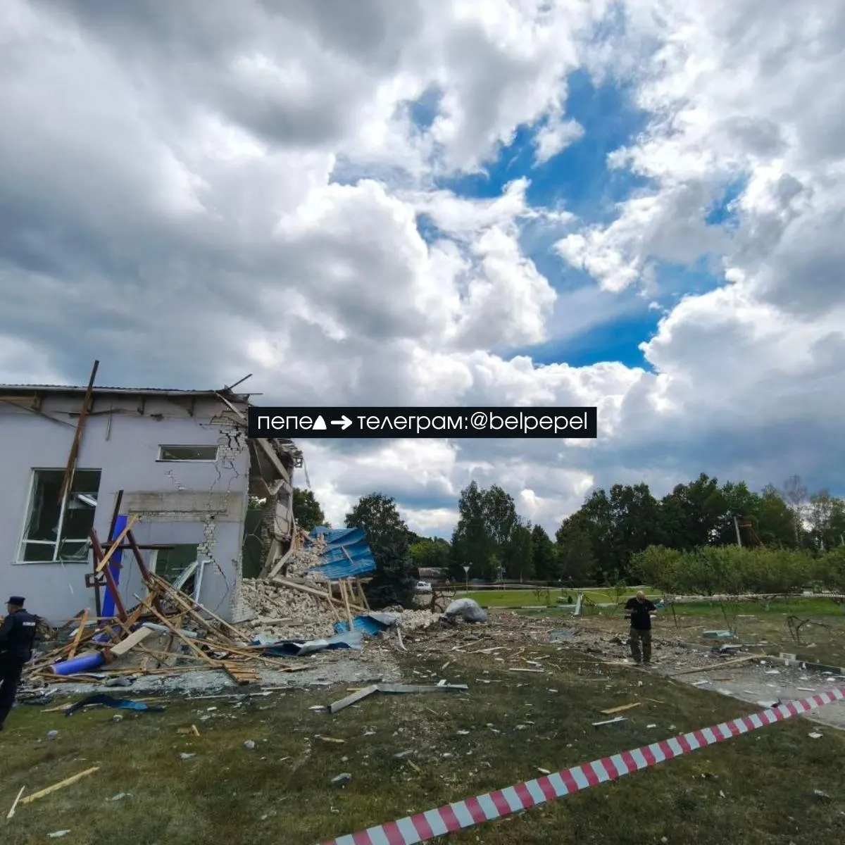 26 июня в селе Плоское Корочанского округа Белгородской области при падении авиабомбы погиб мужчина. Взрыв повредил жилые дома, газовую трубу, спортивный комплекс, храм и несколько автомобилей.