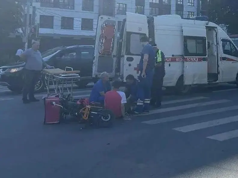 Курьер получил травмы и обратился за медицинской помощью после наезда в Рязани.