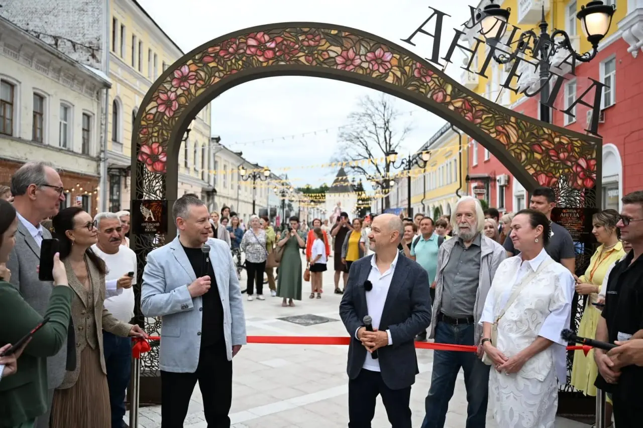 Режиссёр Александр Ковтунец предложил «Ангельский пояс России» — маршрут из 89 городов и 11 горнолыжных курортов. Ярославль стал первой точкой, здесь установят скульптуру «Ангел‑хранитель» на улице Нахимсона.