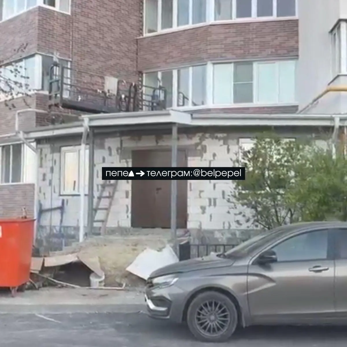 Арендатор коммерческого помещения в Белгороде заявляет, что власти обещали восстановить помещение два года назад, но до сих пор работы не начаты: в Минстрое объясняют задержку «сменой власти», а подрядчики не подписывают договоры. Ремонт требует замены коммуникаций, поэтому проблема остаётся нерешённой.