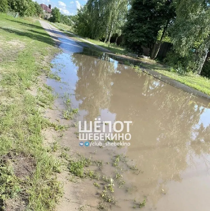 В районе сёл Безлюдовка и Графовка Шебекинского округа ударные дроны за два дня нанесли повреждения плотине Белгородского водохранилища; фотографии показывают воду на улицах, власти пока не комментируют.