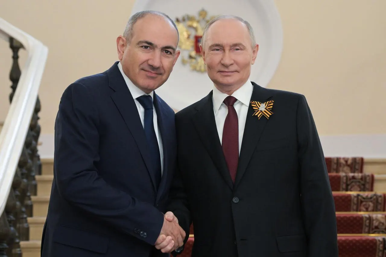 Премьер-министр Армении обратился к российскому лидеру с просьбой разрешить проблему запретов на импорт армянской продукции, которые, по его словам, противоречат двусторонним соглашениям и нормам ЕАЭС. Ограничения уже затронули фрукты, овощи, цветы, алкоголь и недавно — молочную продукцию; в Ереване предупреждают о негативном влиянии на ВВП.