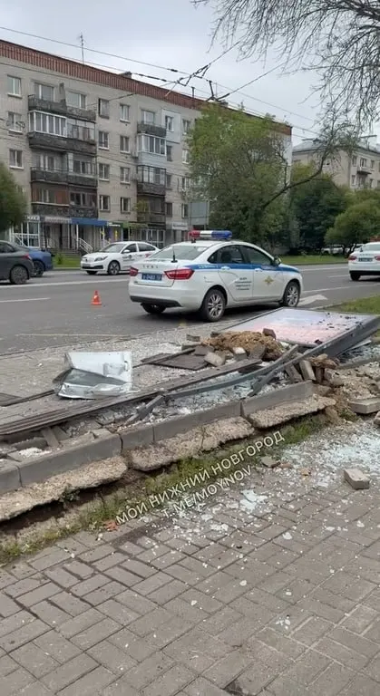 Около 8:30 на улице Ванеева автобус потерял водителя, врезался в остановочный павильон и выехал на тротуар. Число пострадавших уточняется.