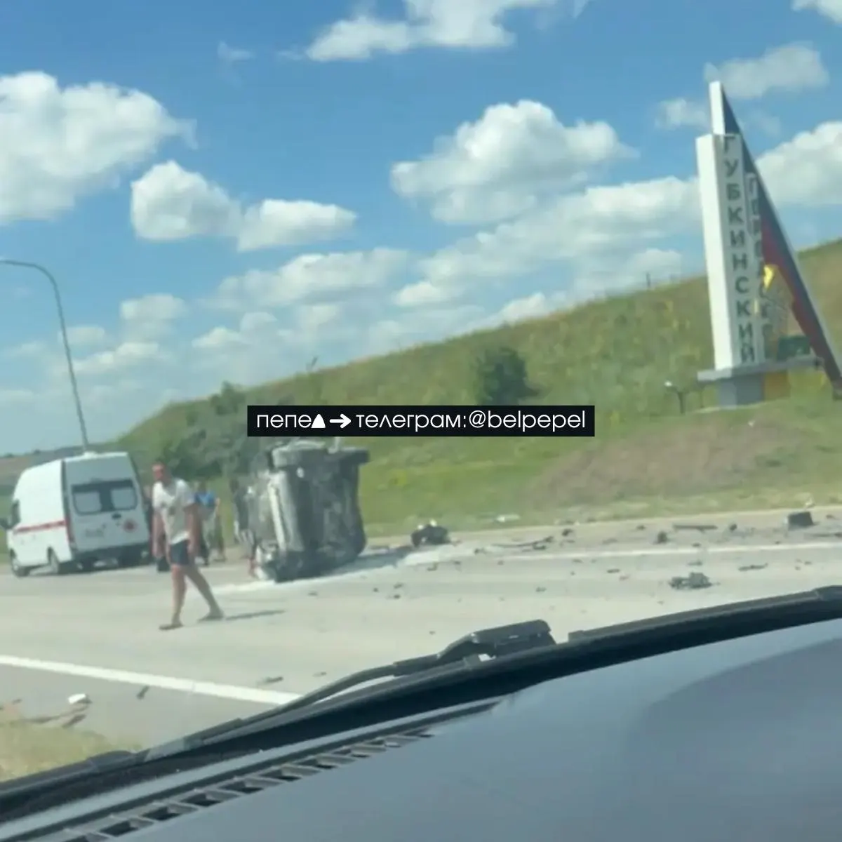 На дороге также перевернулся грузовик — движение в обе стороны затруднено.