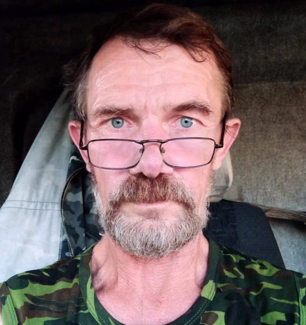 Дочь утверждает, что 58‑летнего Юрия Хоменко обманом завлекли в брак и через два дня направили на войну в Украину; она считает, что отец стал жертвой мошенников и добивается проверки обстоятельств.