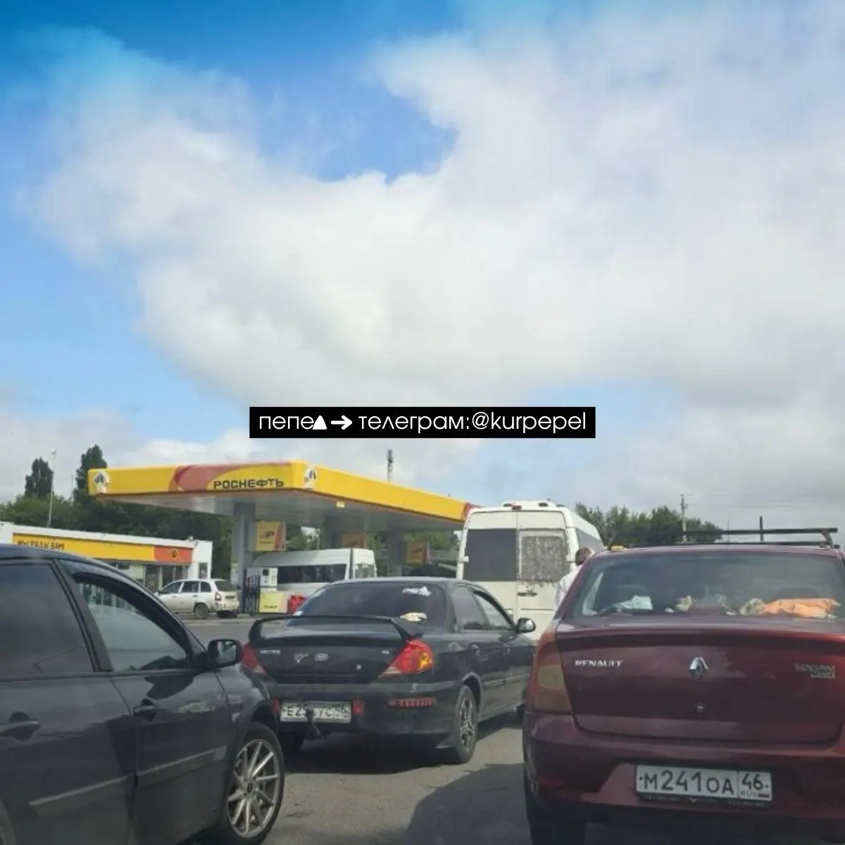 В Курской области на отдельных заправках несколько часов ограничивали отпуск топлива: жители стояли в очередях, в регионе фиксировали дефицит отдельных марок бензина и ограничения на продажу в канистрах. Власти запросили дополнительные поставки.