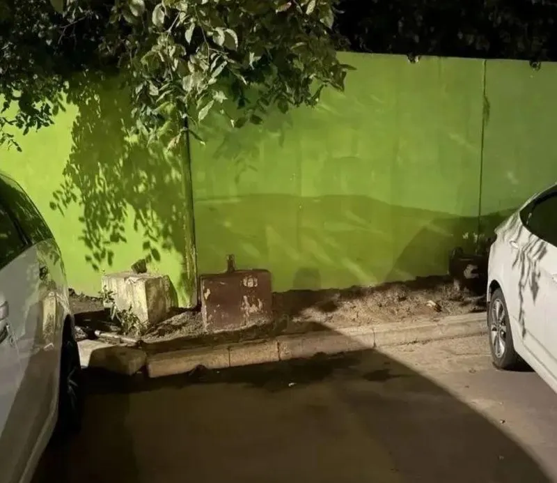 В Воронеже по факту ножевого нападения с погибшим возбуждено уголовное дело. Подозреваемый объявлен в розыск, полиция продолжает расследование.