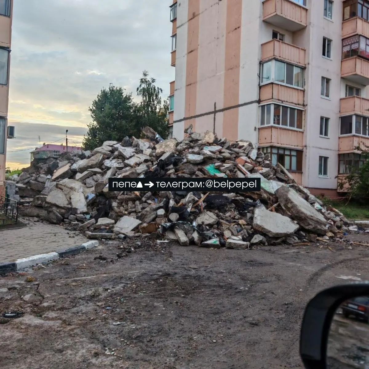 В Яковлевском округе фрагменты разрушенного подъезда с улицы Щорса, 55А привезли в город Строитель — их используют при съёмках сцены о взрыве, случившемся в мае 2024 года.
