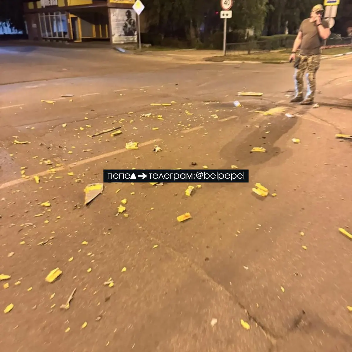 Ночью в центре поселка Вейделевка в Белгородской области рядом с автомобилем обнаружены обломки беспилотника Hornet. Обстоятельства происшествия выясняют местные службы.