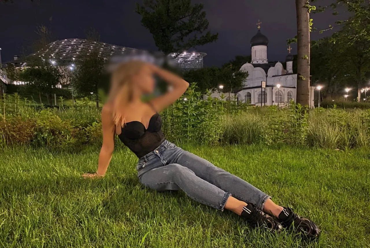 В Сокольниках 33‑летний мужчина, по данным следствия, из квартиры выбросил 26‑летнюю фитнес‑тренера; женщина в тяжёлом состоянии госпитализирована, подозреваемый скончался. Следственные органы проводят проверку.