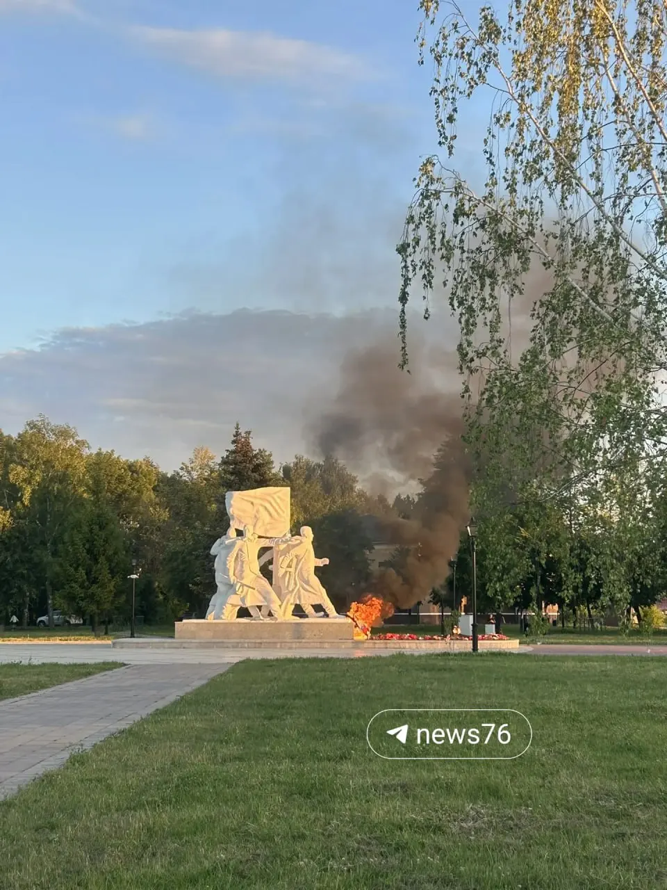 Венки у Вечного огня в парке Победы вспыхнули и частично сгорели. Очевидцы говорят о подозрительном мужчине; на место прибыли пожарные и полиция.