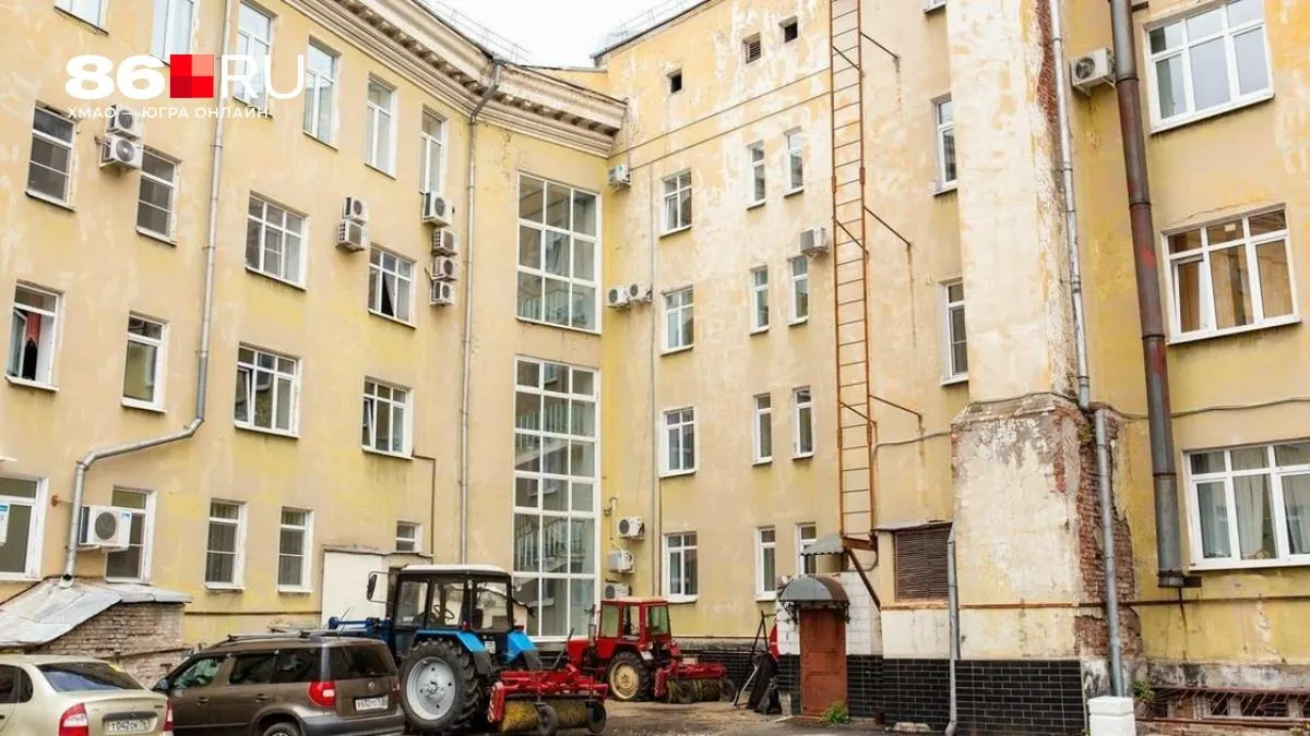 Госдума пояснила: решение об организации парковки на придомовой территории принимают собственники на общем собрании. Важно документально зафиксировать решение и соблюдать нормативы.