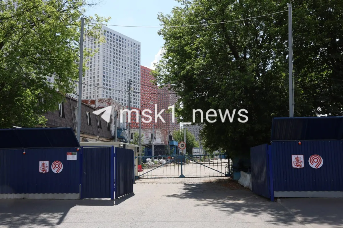 Площадку огородили строительным забором. По официальному паспорту объекта работы должны начаться в IV квартале 2025 года и завершиться в IV квартале 2027 года.