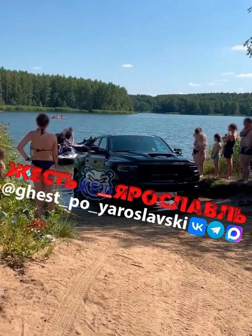 В&nbsp;Ярославле внедорожник заехал в&nbsp;воду при&nbsp;выгрузке гидроциклов&nbsp;— отдыхающие возмущены