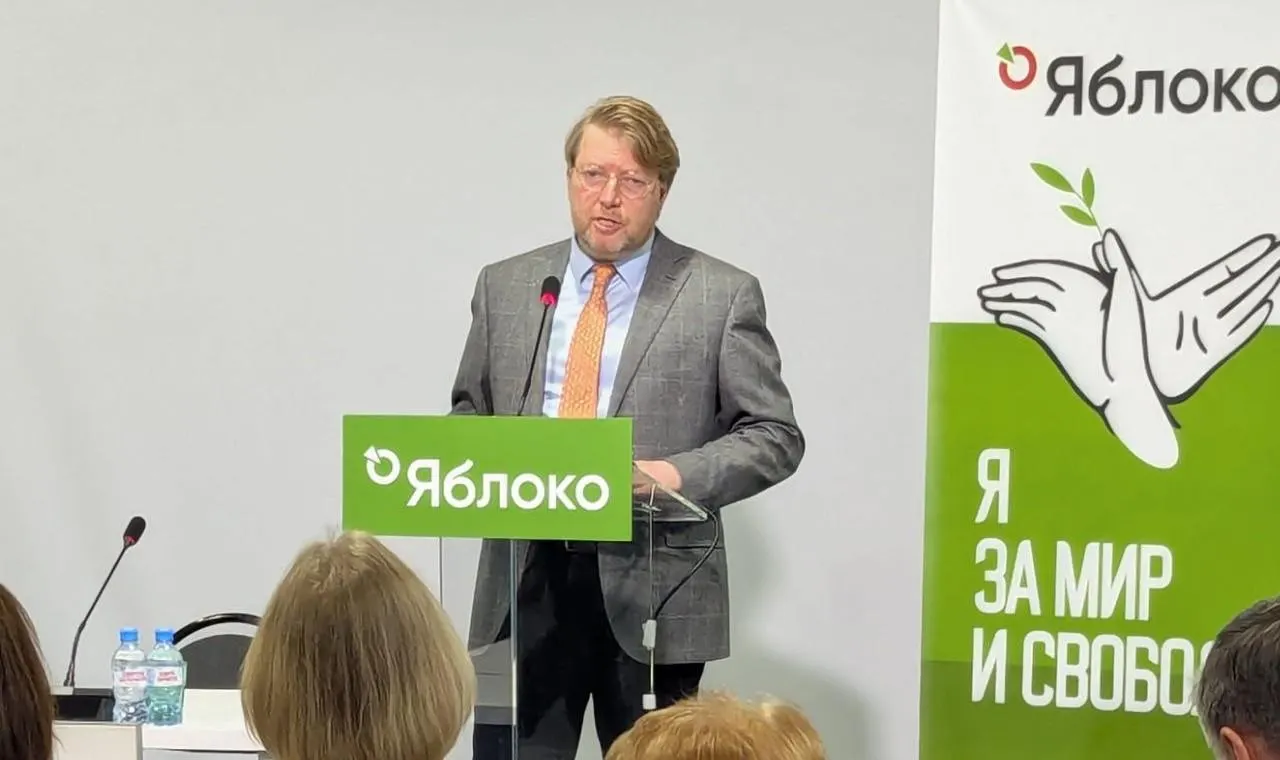 Верховный суд оставил в силе решение Выборгского районного суда Петербурга о штрафе для председателя «Яблока» Николая Рыбакова. Штраф связан с публикацией фотографии Алексея Навального; партия намерена обжаловать решение в Конституционном суде.