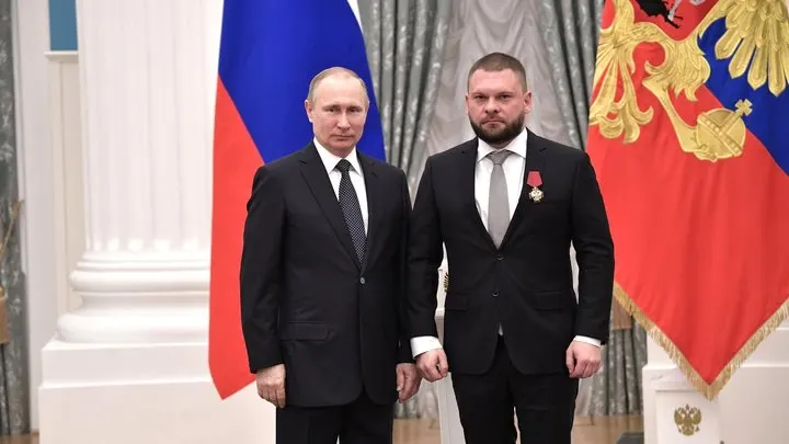 В декларации одного из пяти лидеров списка «ЕР» указаны акции Apple, Intel, Procter & Gamble и паи зарубежных фондов. В партии заявили, что все иностранные активы были отчуждены до подачи документов в ЦИК.